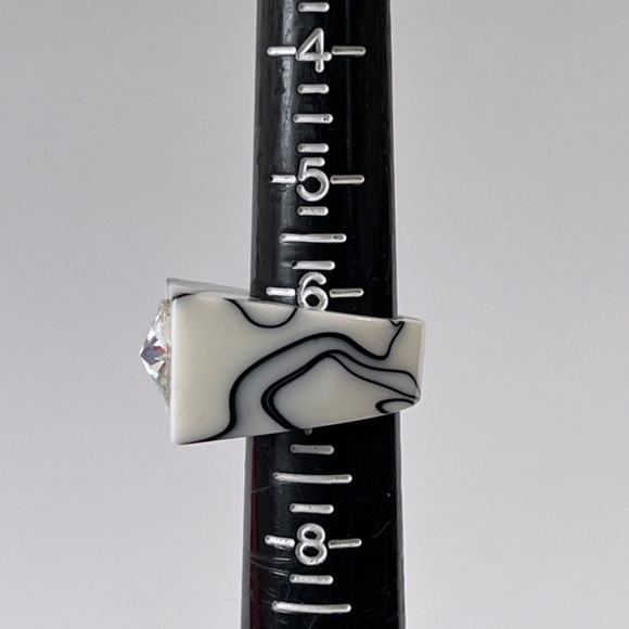 Vintage Lucite Ring Chunky White Black Marble Swirl Statement w Rhinestone - Picture 9 of 11